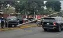 Aparatoso accidente cerca a la Embajada de EE.UU.: camioneta impacta contra poste y estructura cae sobre otro vehículo en Surco