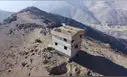 Esta misteriosa casa en un cerro de Comas lleva 10 años abandonada: tiene tres pisos, sótano y un cerco eléctrico