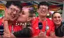 Mundial 2026: periodista coreano que es sorprendido por una fanática mexicana en plena transmisión se vuelve viral