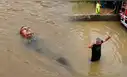 Hombre se pone a nadar en pleno bypass de la avenida Pachacutec que quedó inundado en Villa María del Triunfo