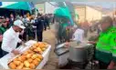 Policía lleva comida a transportistas varados por derrumbes en la Panamericana Sur de Arequipa
