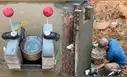 El joven ingeniero que construyó una mini hidroeléctrica desde cero y ahora genera electricidad de 220 voltios en toda su casa con agua de río