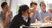 60 chistes infalibles para reuniones familiares: haz reír a todos en cualquier ocasión