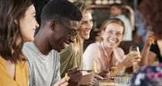 Verdad o reto: 150 preguntas difíciles para hacer en una reunión con tu pareja o amigos
