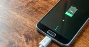 ¿Qué pasa si el cable de tu cargador se moja y lo conectas a tu teléfono? Descúbrelo