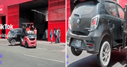 Deja su auto estacionado en la puerta de un almacén y trabajadores lo retiran con un montacarga