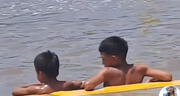 "Parecía lago, pero era inundación": niños se dan baño en calle de Piura y video se hace viral