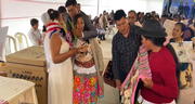 Novia en Huancavelica se amarra alforja en el cuello para recibir dinero de regalo durante su boda