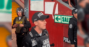 ¡No aguantó! Policía es captado cantando arengas en partido de 'U' vs Cantolao