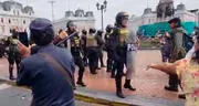 PNP y manifestantes se enfrentan en plaza Dos de Mayo mientras se desarrolla la Gran Parada Militar