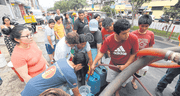 Exigen poner más cisternas para repartir agua ante corte masivo