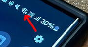 ¿Qué significan las flechas de arriba y abajo que salen al lado del ícono de WiFi, datos y bluetooth?
