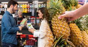 ¿El nuevo Tinder?: la nueva tendencia en Perú de buscar pareja en supermercados con una piña al revés