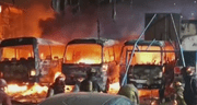 Incendio en Independencia arrasa vehículos de transporte público: sospechan que extorsionadores están implicados