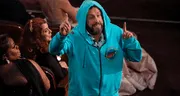 Adam Sandler sorprende con una vestimenta casual en los Premios Oscar 2025 y se defiende: “Me gusta cómo me veo”