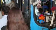 Paro de transportistas: múltiples ciudadanos intentan subir a buses de 'El Chino' para regresar a casa