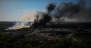 Incendio en basurero de Texas: bomberos de Fort Worth reportan feroz columna de humo que podría tardar días en apagarse