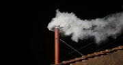 Así se fabrica el humo blanco y negro que se usará para la elección del siguiente papa en el cónclave