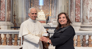 Dina Boluarte saludó al Papa León XIV en el Vaticano, en medio de protestas