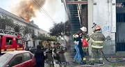 Voraz incendio consume vivienda frente a la Plaza Bolognesi: más de 10 unidades de Bomberos atienden la emergencia