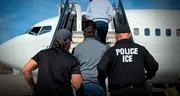 Redadas de ICE en Texas dejan 50 inmigrantes guatemaltecos detenidos que ahora esperan su deportación