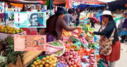 Productos peruanos suben de precio en mercados bolivianos tras alza del sol y comerciantes optan por vender solo mercadería nacional