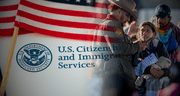 USCIS: la regla que ayuda a los inmigrantes sin nacionalidad a obtener la residencia permanente y acceder a empleo en EEUU