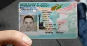 Inmigrantes que cumplan esta edad en 2025 deberán renovar su Green Card obligatoriamente por esta razón