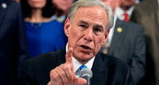 Duro golpe de Greg Abbott: gobernador firma resolución que elimina este fundamental derecho para los inmigrantes en Texas