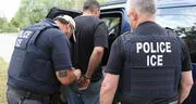 Malas noticias para inmigrantes en EEUU: gobernador de este estado exige a la policía colaborar con ICE para transportar indocumentados