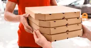 Repartidor de pizza es condenado a un año de cárcel por besarse con una menor en España