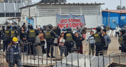 Pescadores y comerciantes de Chorrillos se enfrentan a policías durante protesta contra proyecto municipal