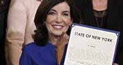 Kathy Hochul firmó estas leyes en Nueva York y entraron en vigor en junio de 2025: qué dicen las nuevas medidas poco conocidas