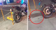 Hombre engancha su moto a pequeño poste para que no se la roben, pero no nota que este es movible