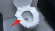 ¿Por qué nunca debes cubrir el inodoro con papel higiénico cuando vas a un baño público?