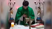 Sacerdote tiene un incontrolable ataque de risa durante una misa virtual