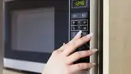 ¿Cuánta energía consume un microondas y cómo evitar que incremente la factura de luz?