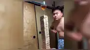 YouTube: Joven usa sus pezones para juego de Jenga y resultado sorprende [VIDEO]