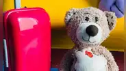 Grabadora oculta en osito de peluche pone al descubierto maltrato a niños con síndrome de Down