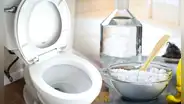 ¿Cómo destapar un wáter sin usar un desatorador?