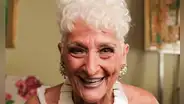 Tiene 83 años y usa Tinder: “Los chicos vienen a mí porque sé hacer el amor”