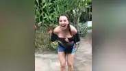 YouTube: Mono casi desnuda a una mujer