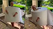 Katy Perry invita a ver American Idol disfrazada de rollo de papel higiénico