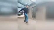 Revisa teléfono de su papá y descubre que hacía retos de baile para TikTok [VIDEO]