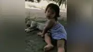 Mujer sale a la puerta de su casa y encuentra a su hija en tierna escena con un gatito callejero [VIDEO] 