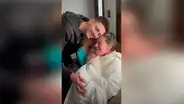 Joven sorprende a su madre con un cachorro y ella se emociona al descubrir el regalo [VIDEO] 