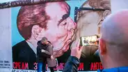 El beso entre líderes comunistas que se mantiene intacto en el Muro de Berlín [FOTOS]