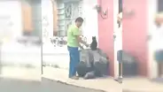 Hombre no quiso adoptar un gato callejero, pero finalmente acepta y es filmado en tierna escena [VIDEO] 