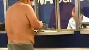 Twitter: Hombre llega al banco en ropa interior y su foto es viral en redes
