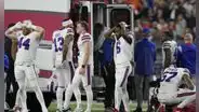 Damar Hamlim, jugador de la NFL, yace en estado crítico tras sufrir paro cardíaco en partido